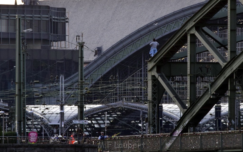 PSpringt kein Suizid Brueckenspringer Koeln Hohenzollernbruecke P218.JPG - Miklos Laubert